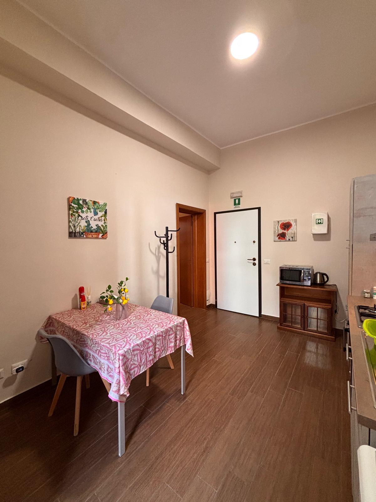 Cucina con tavolo da pranzo del bilocale