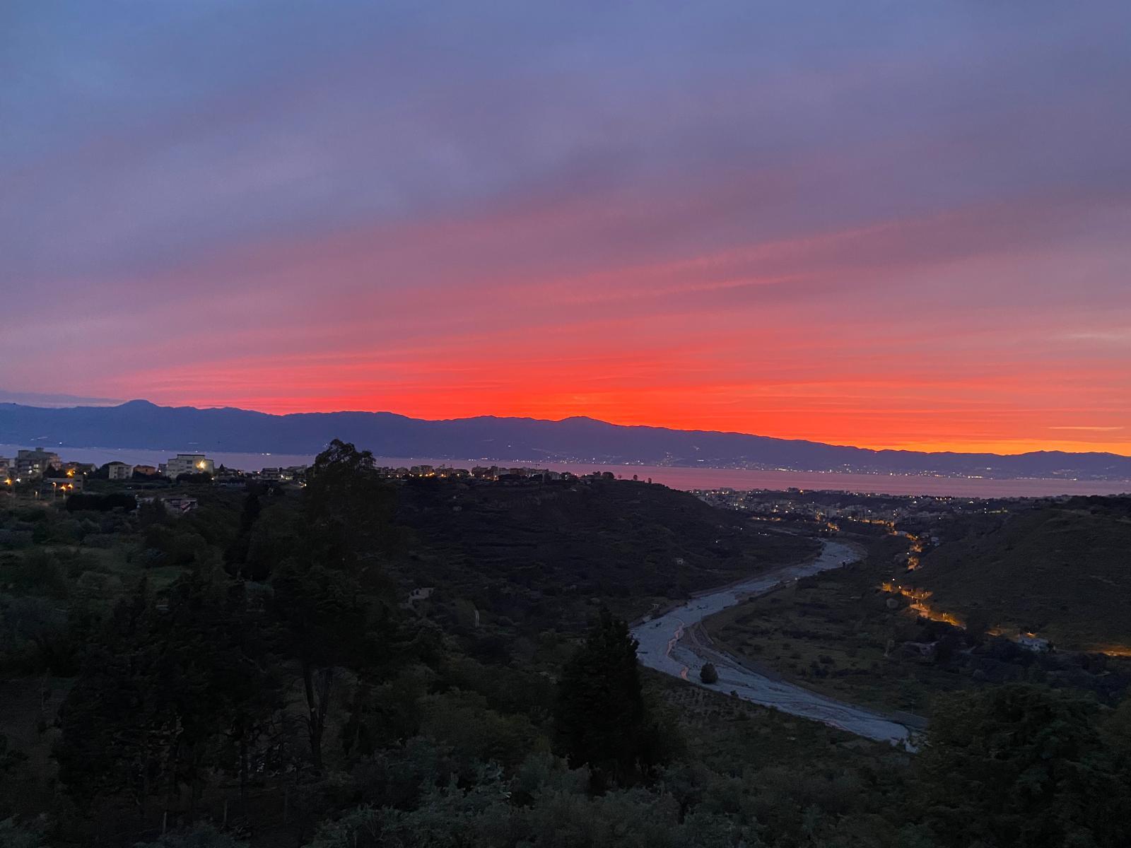 Vista al tramonto dalla casa in collina