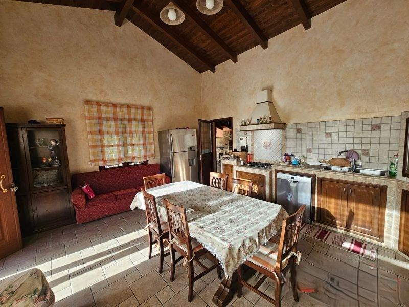 Sala da pranzo del cottage rustico