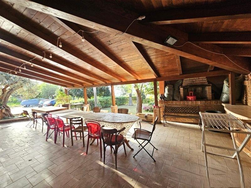 Veranda con griglia del cottage rustico