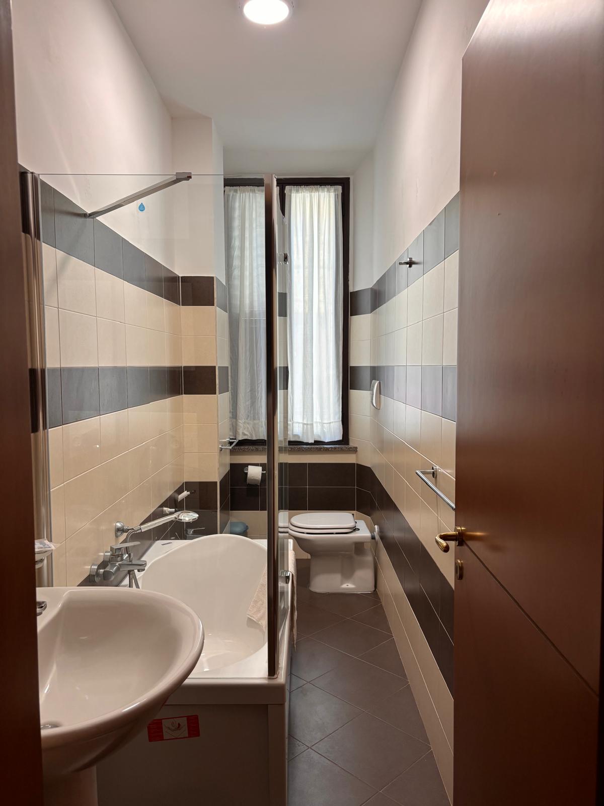 Bagno con vasca idromassaggio del trilocale